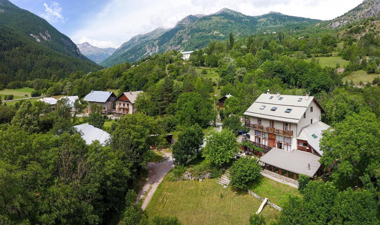 Hotel Restaurant Gites Les 5 Saisons Freissinieres Bagian luar foto