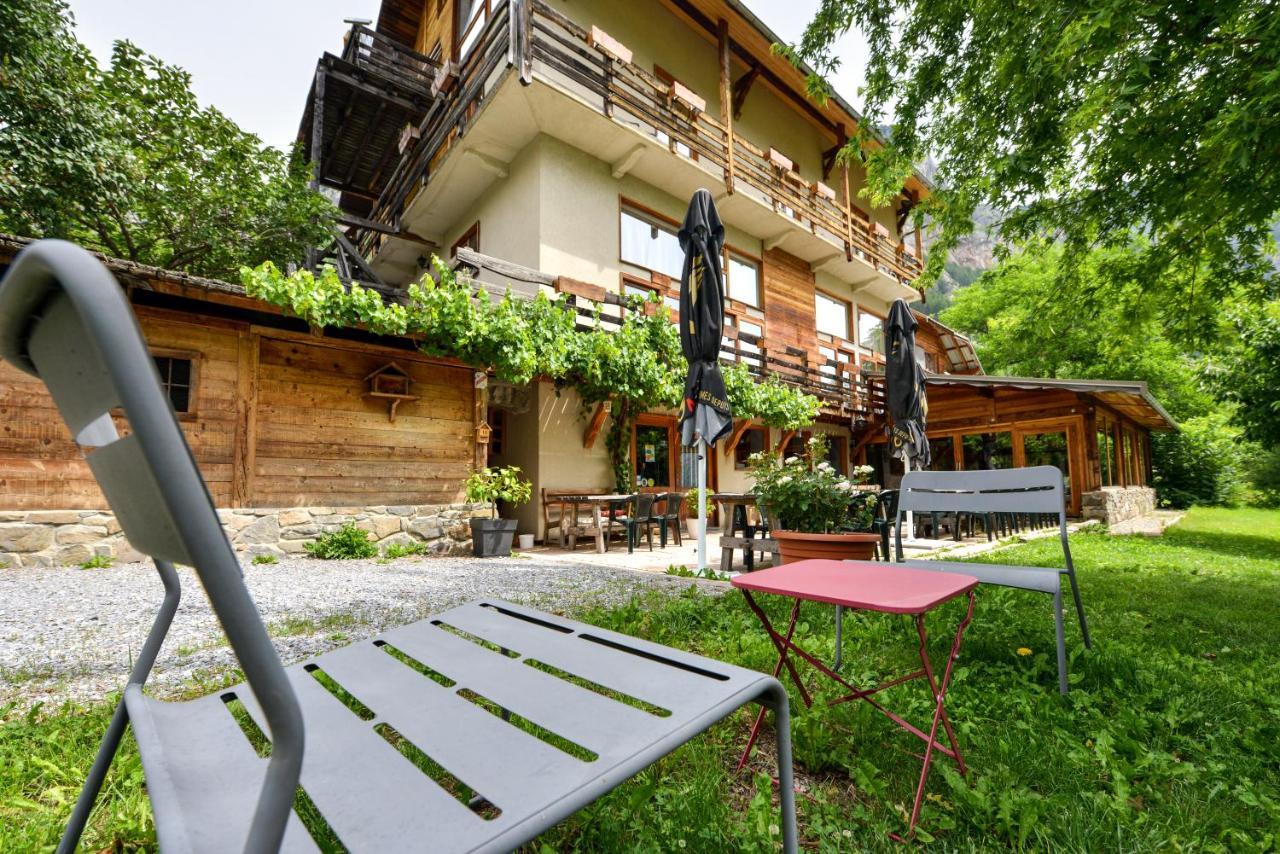 Hotel Restaurant Gites Les 5 Saisons Freissinieres Bagian luar foto