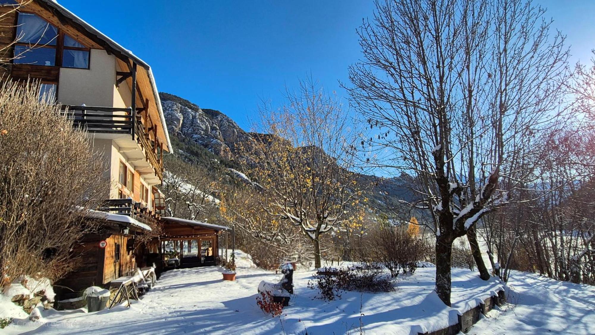 Hotel Restaurant Gites Les 5 Saisons Freissinieres Bagian luar foto