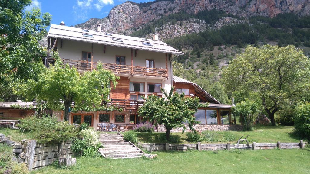 Hotel Restaurant Gites Les 5 Saisons Freissinieres Bagian luar foto