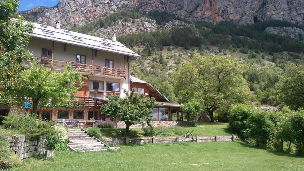 Hotel Restaurant Gites Les 5 Saisons Freissinieres Bagian luar foto